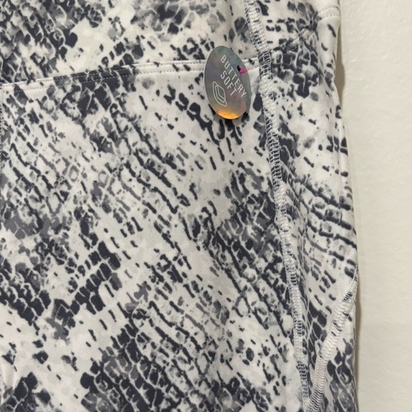 Pink Victoria’s Secret brand new leggings size medium - Picture 2 of 7